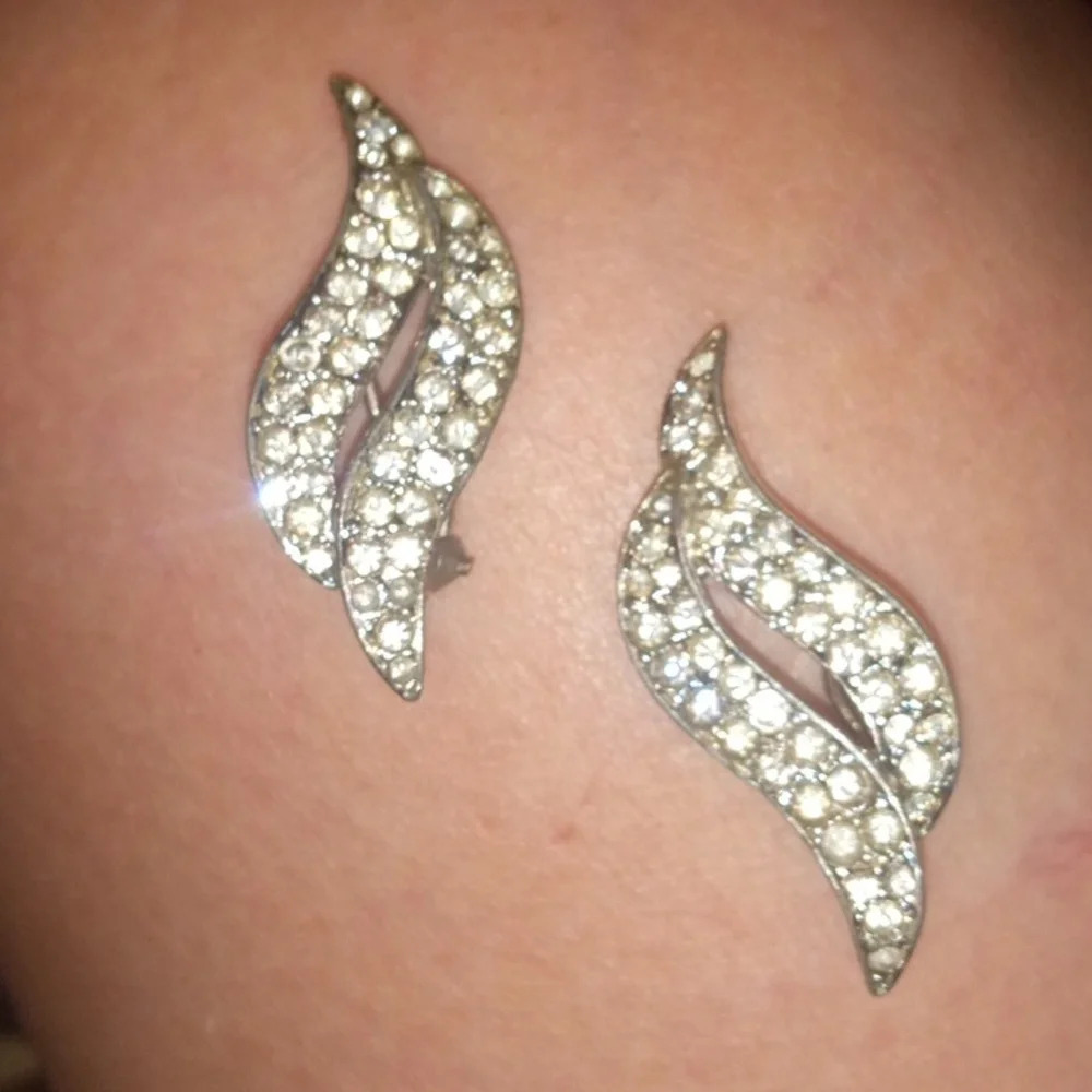 Vintage Lisner Style (no stamp) Silvertone Rhinestone Leaf-like Shape Clipons